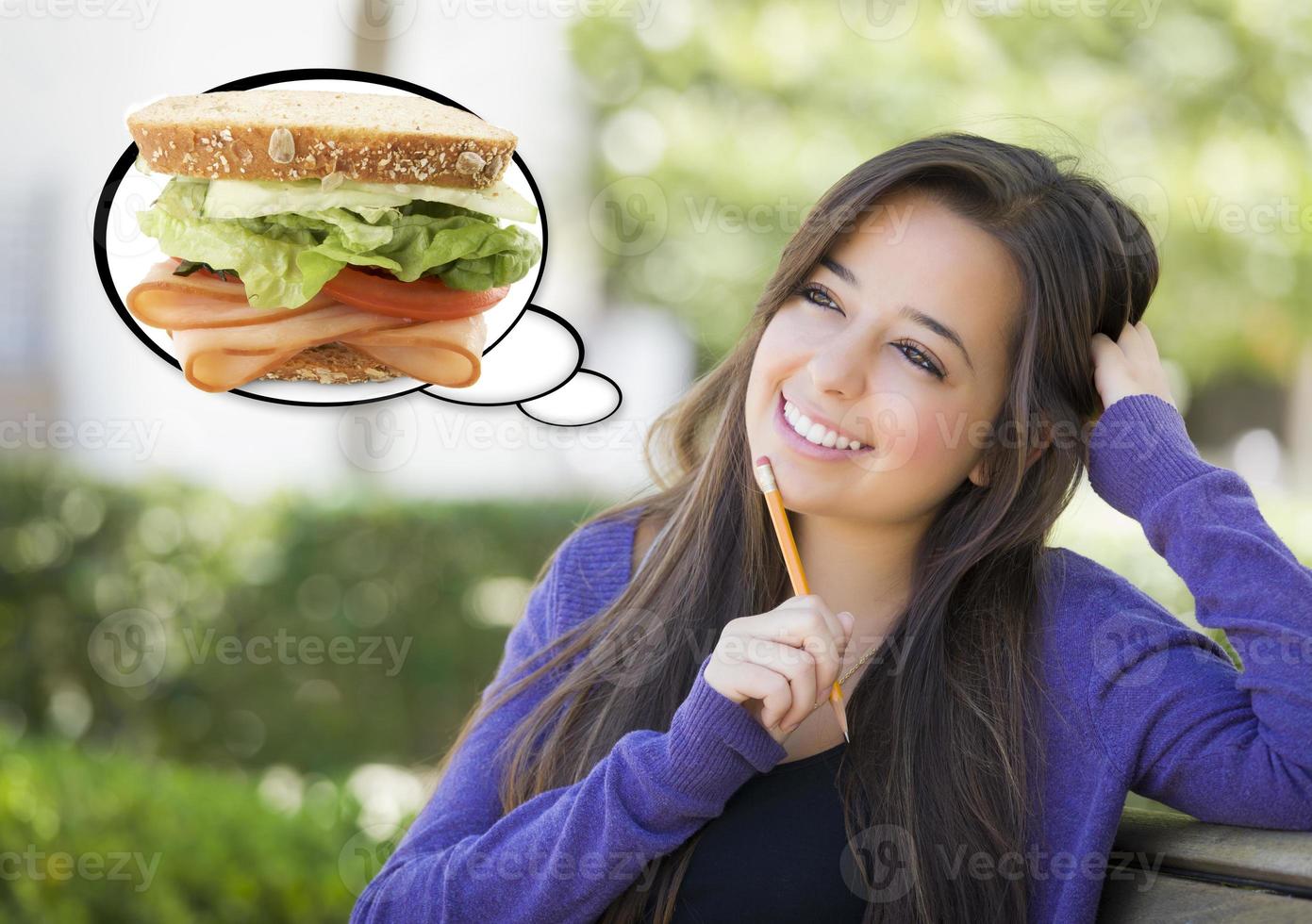 mujer pensativa con un gran sándwich dentro de una burbuja de pensamiento foto