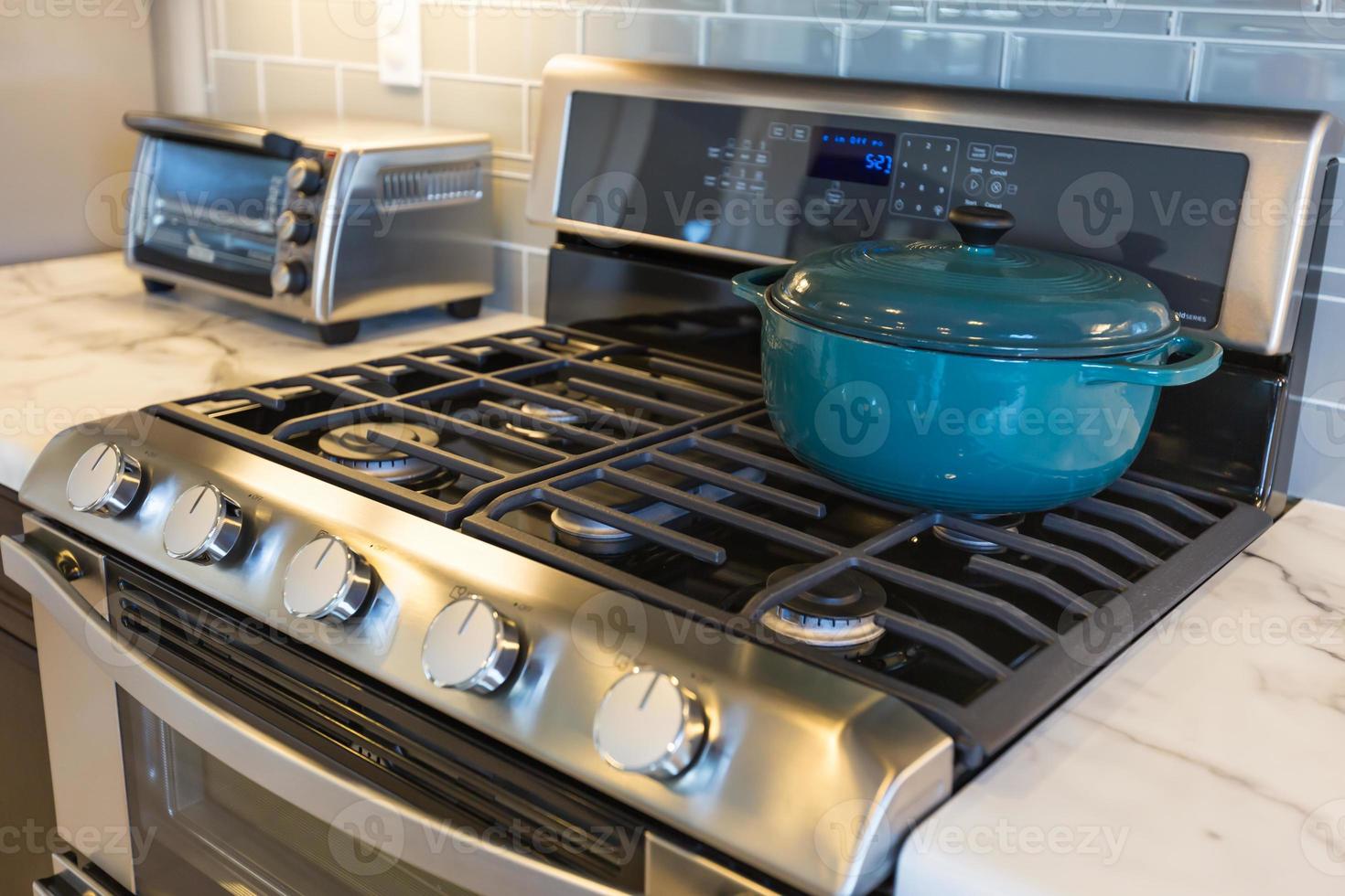 hermosa estufa de cocina con olla y horno tostador foto
