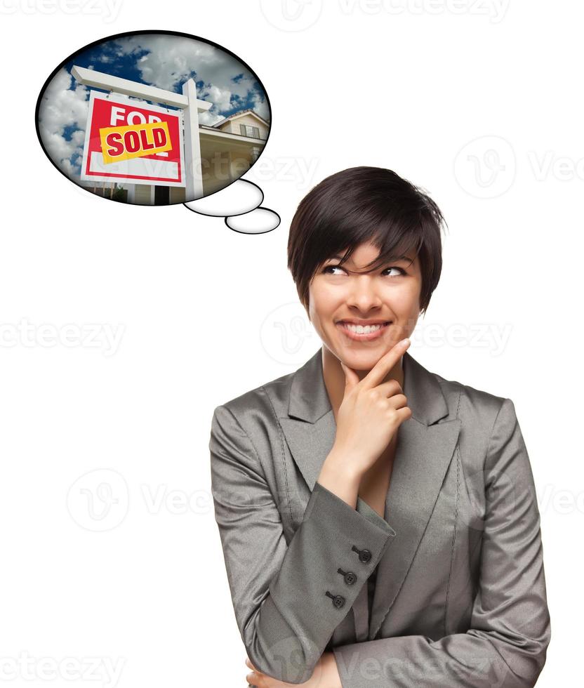 mujer multiétnica con burbujas de pensamiento de signo inmobiliario vendido foto