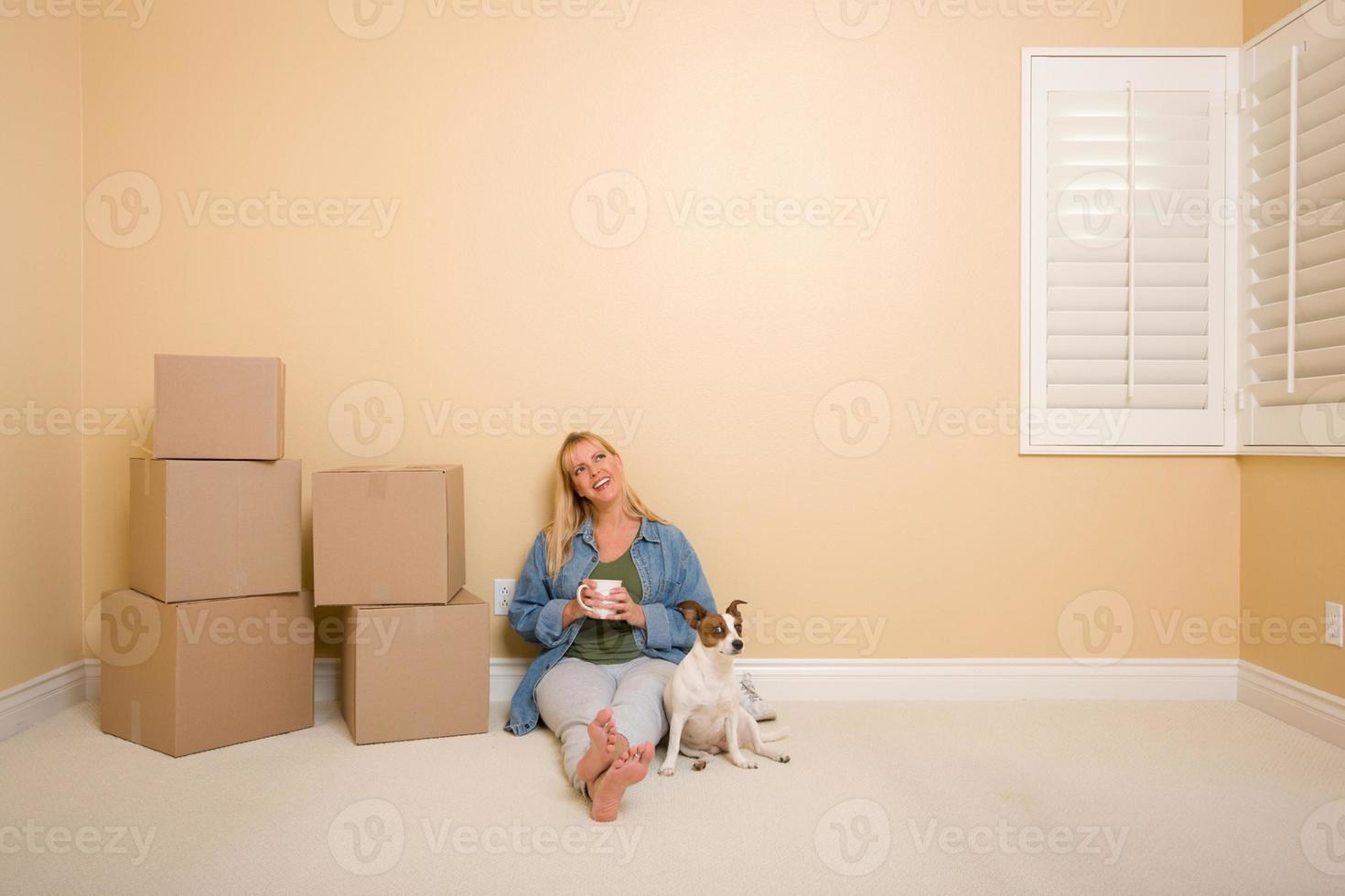 Relajante mujer y perro junto a cajas en el piso foto
