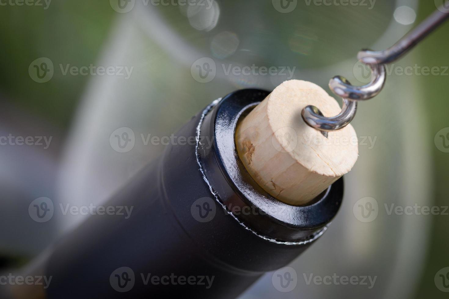 primer plano de sacacorchos torcido en corcho de botella de vino. foto