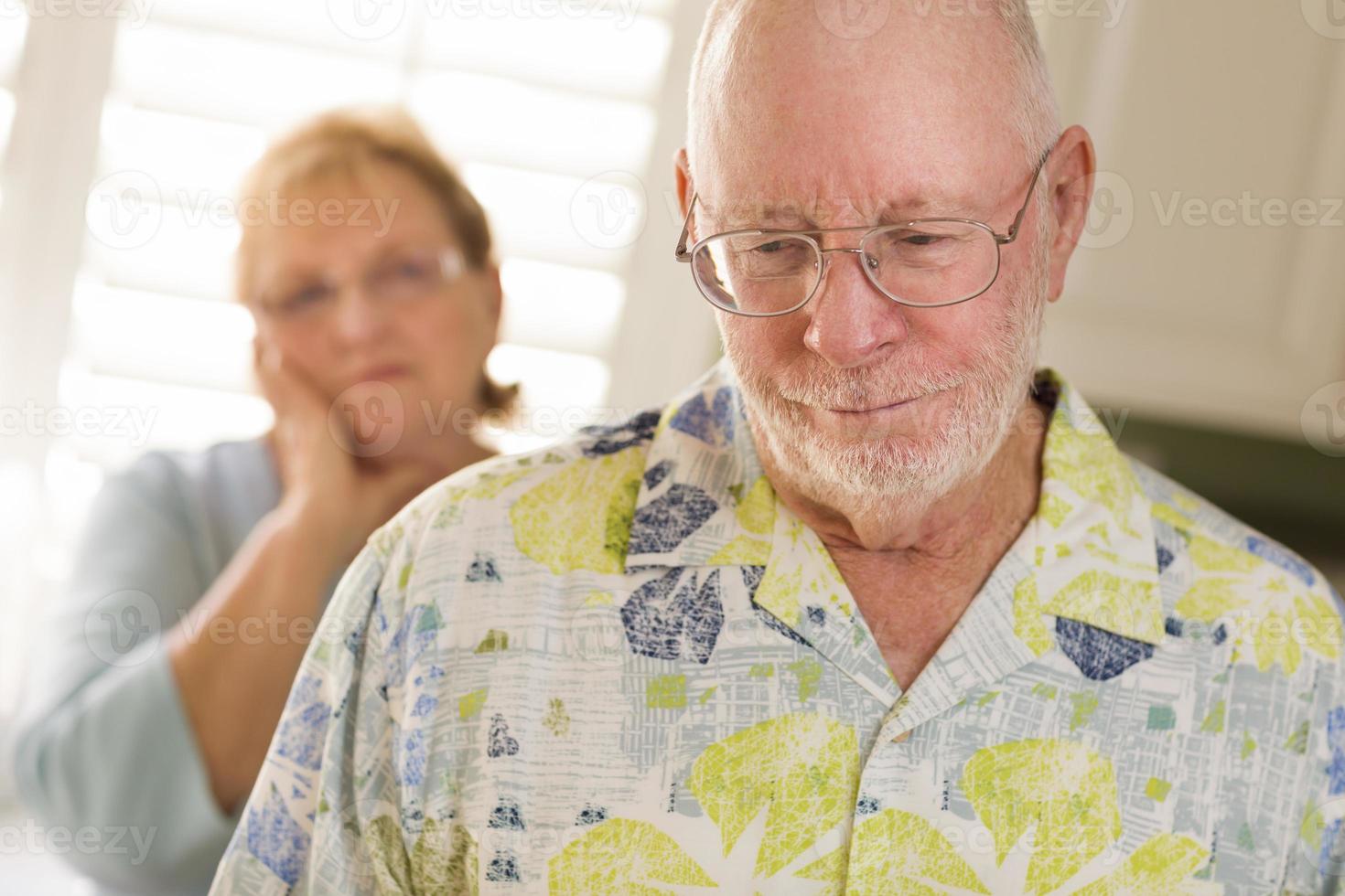 pareja de adultos mayores en disputa o consolación foto