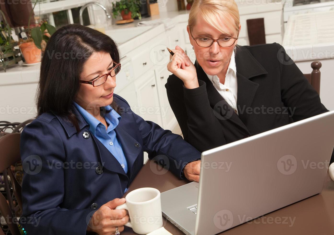 empresarias que trabajan en la computadora portátil foto