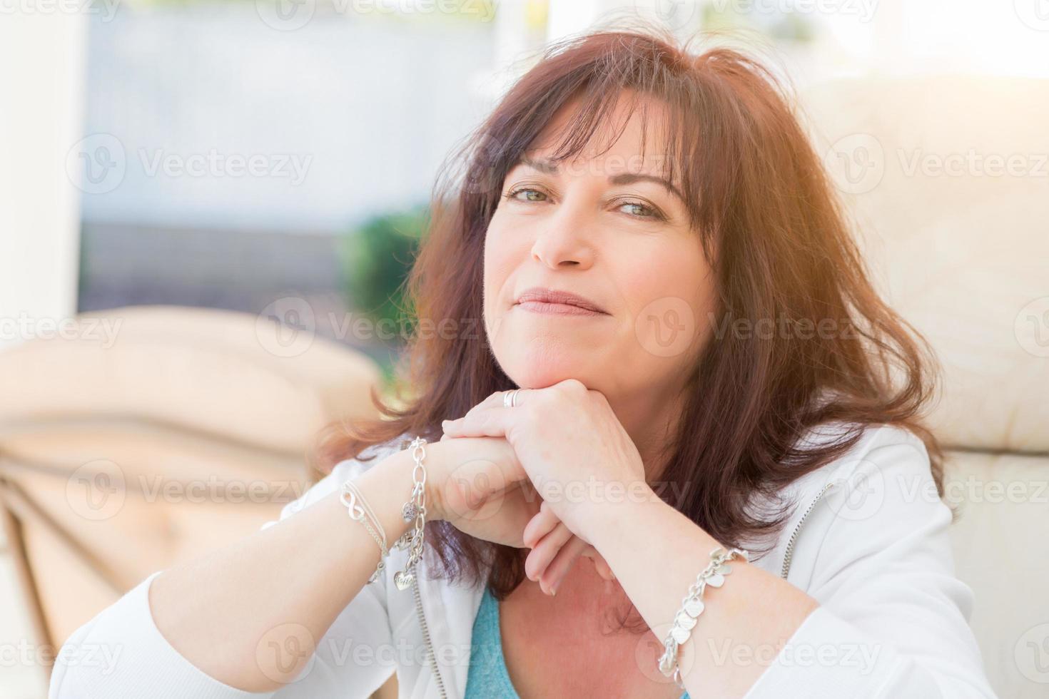 atractivo retrato de mujer de mediana edad foto