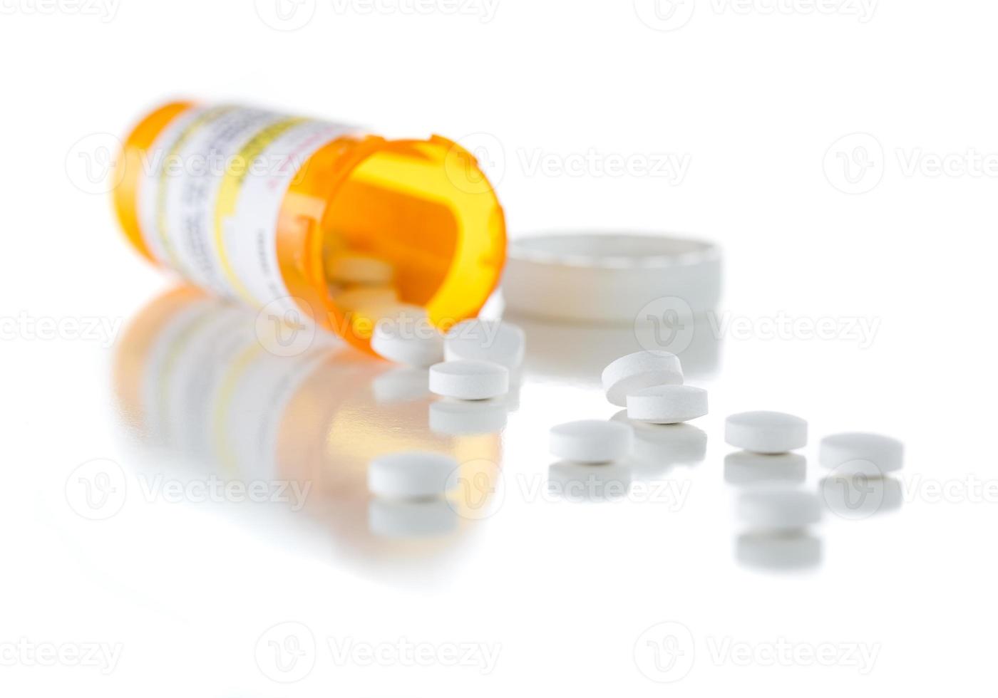 Frasco de prescripción de medicamentos no patentados y píldoras derramadas aisladas en blanco foto