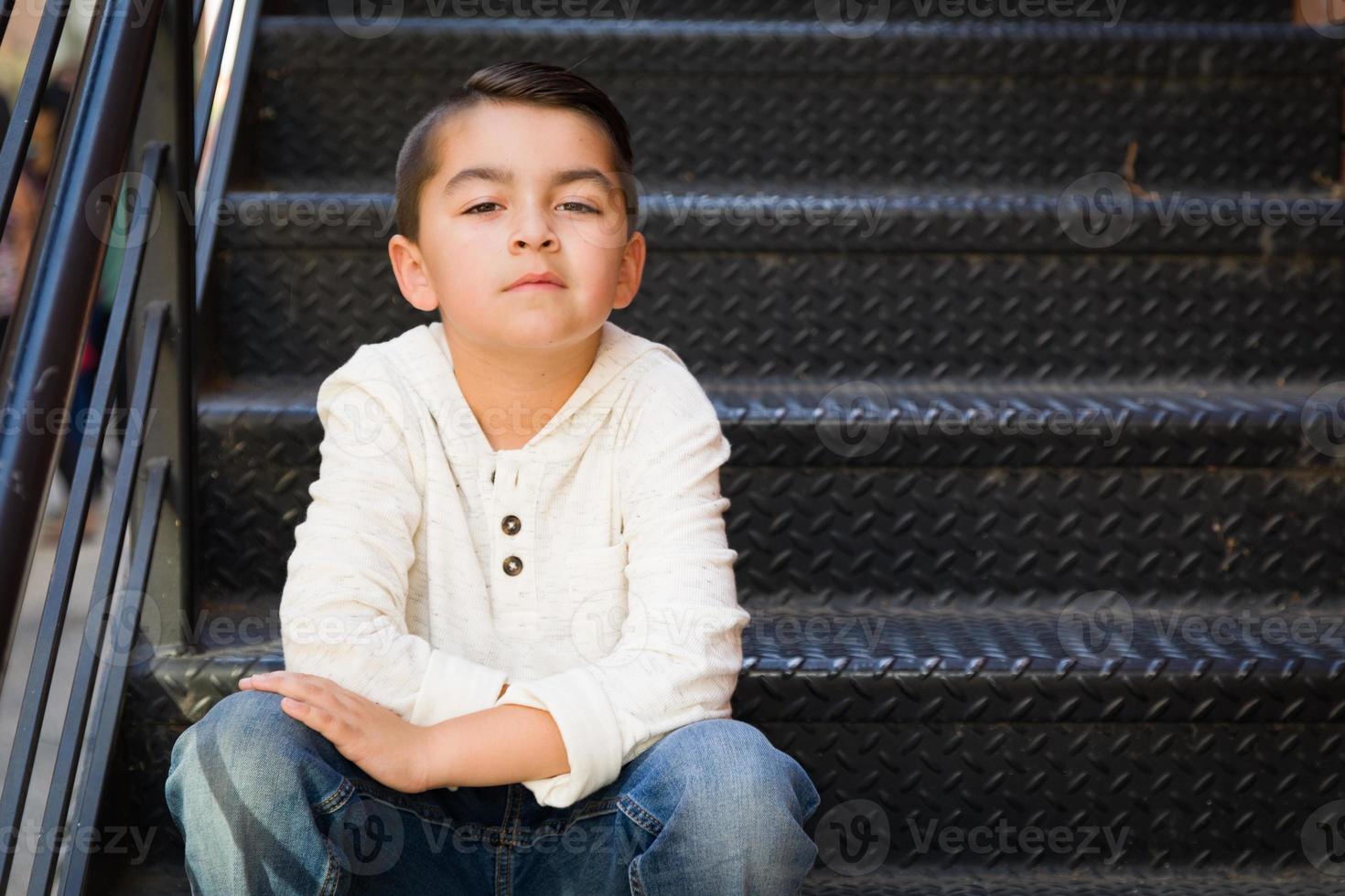 retrato, de, carrera mezclada, joven, hispano, y, caucásico, niño foto