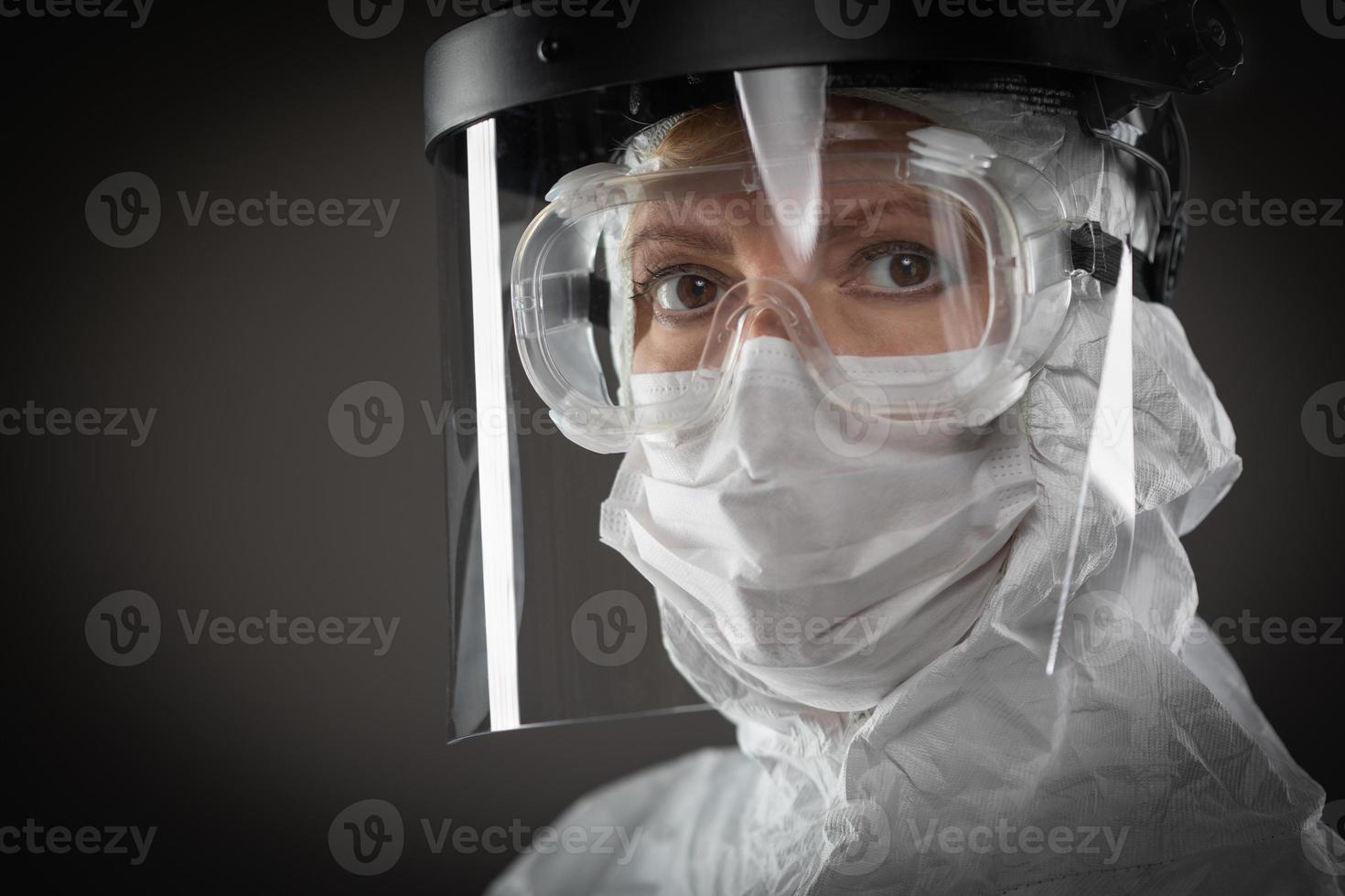 trabajadora médica con mascarilla protectora y equipo contra fondo oscuro foto