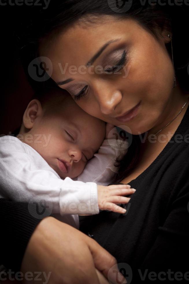 atractiva mujer étnica con su bebé recién nacido foto