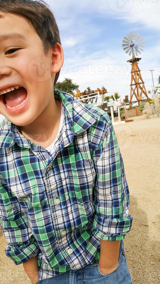 lindo joven chino y caucásico divirtiéndose al aire libre foto