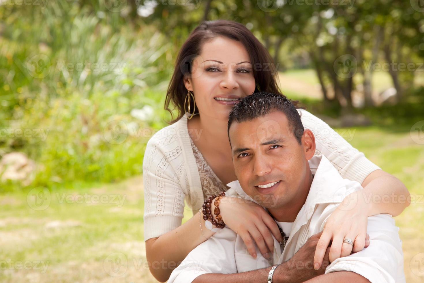 atractiva pareja hispana en el parque foto