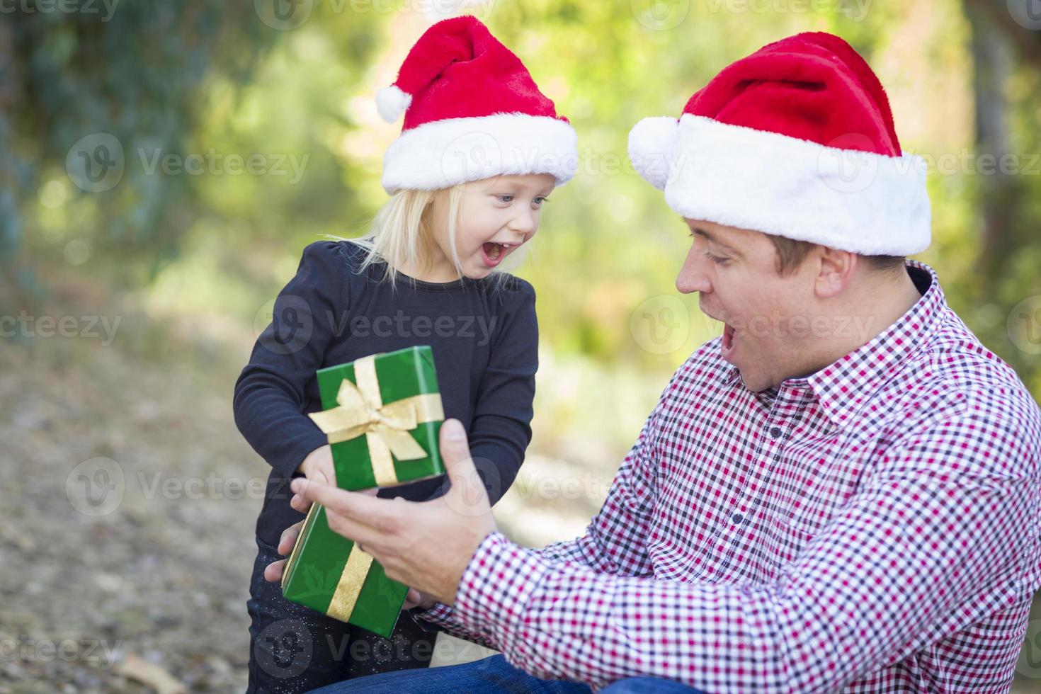 padre dando joven hija regalo de navidad foto