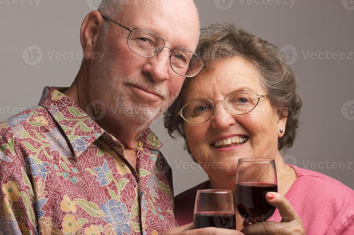 feliz pareja senior brindando foto