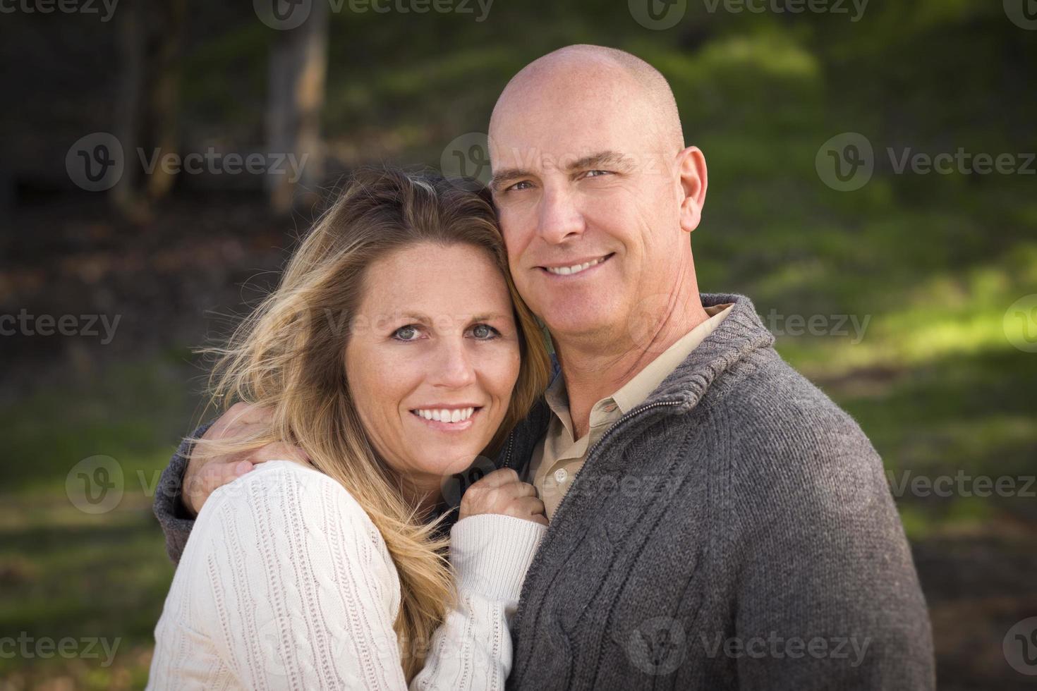 pareja atractiva usando suéteres en el parque foto