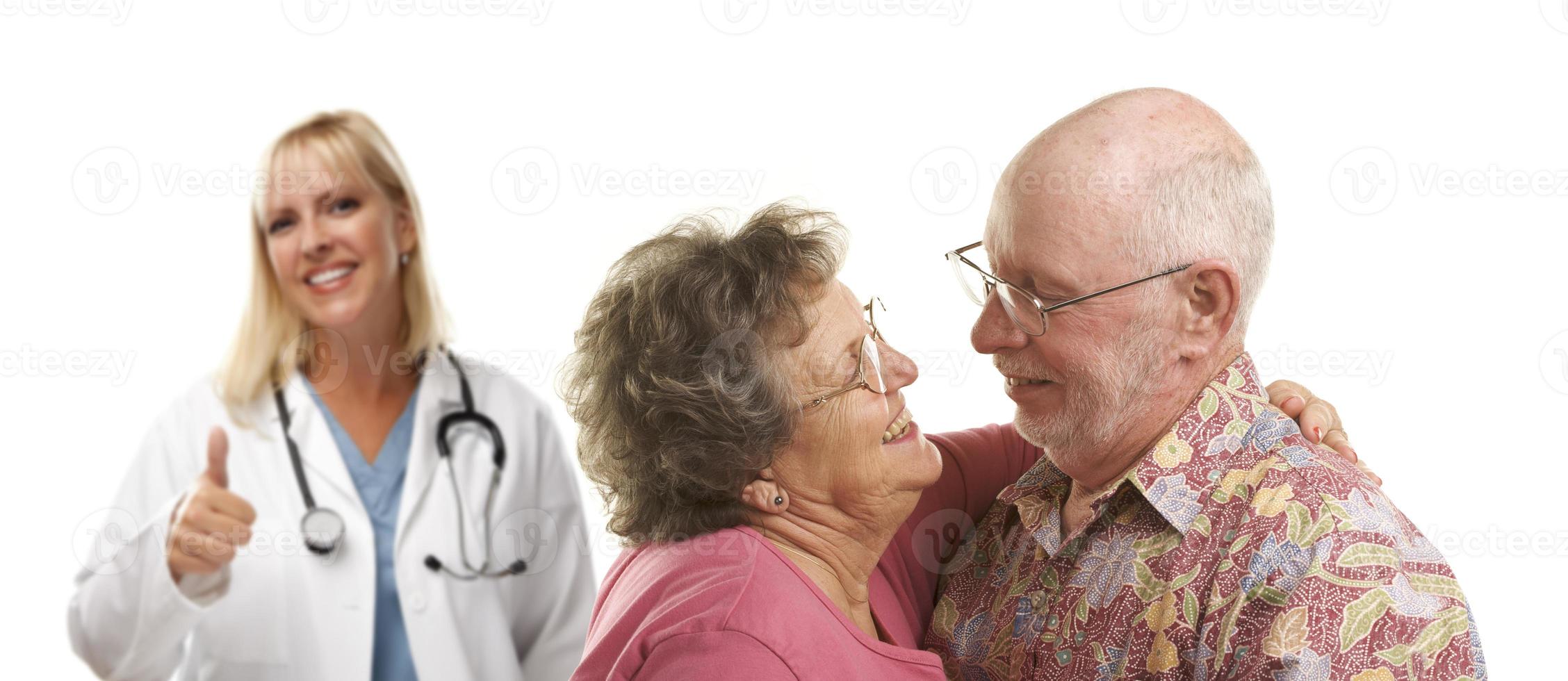 pareja mayor con médico o enfermera detrás foto