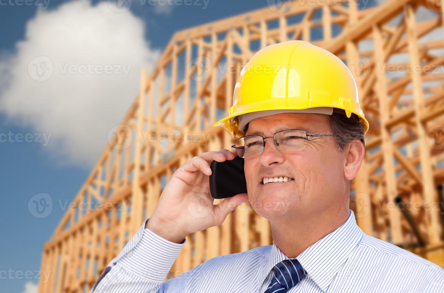 contratista en hardhat en el sitio de construcción foto