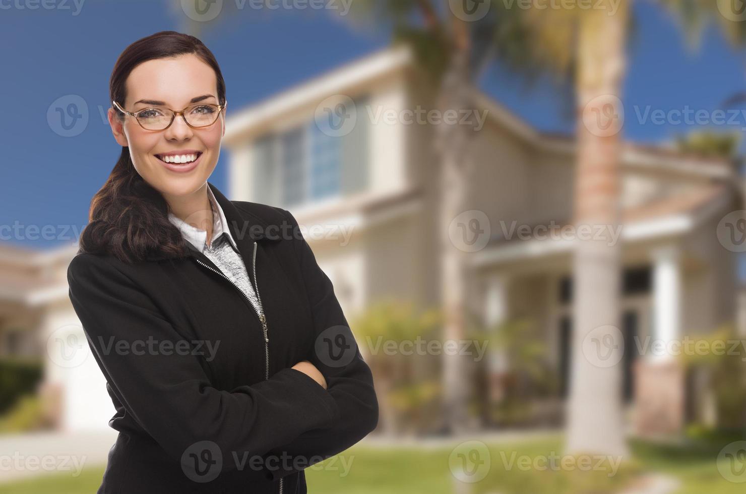 mujer de raza mixta frente a una casa residencial foto