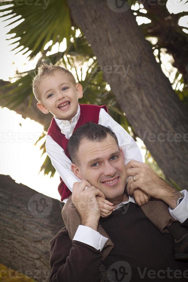 hermoso padre e hijo en el parque foto