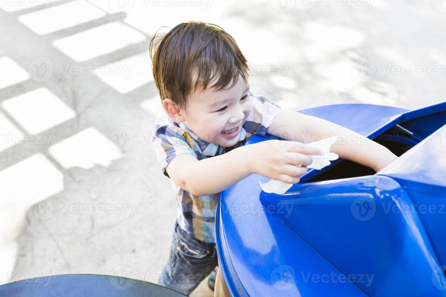 lindo, mestizo, niño, colocación, papel, en, papelera de reciclaje foto