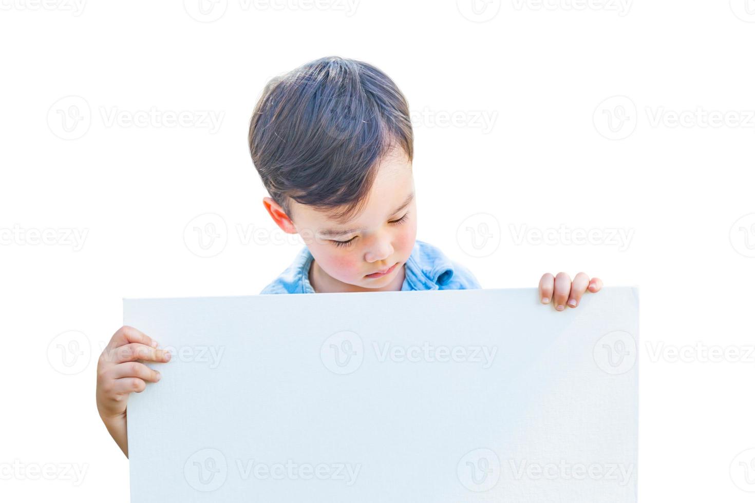 niño chino y caucásico sosteniendo una cartulina en blanco aislada de fondo blanco. foto