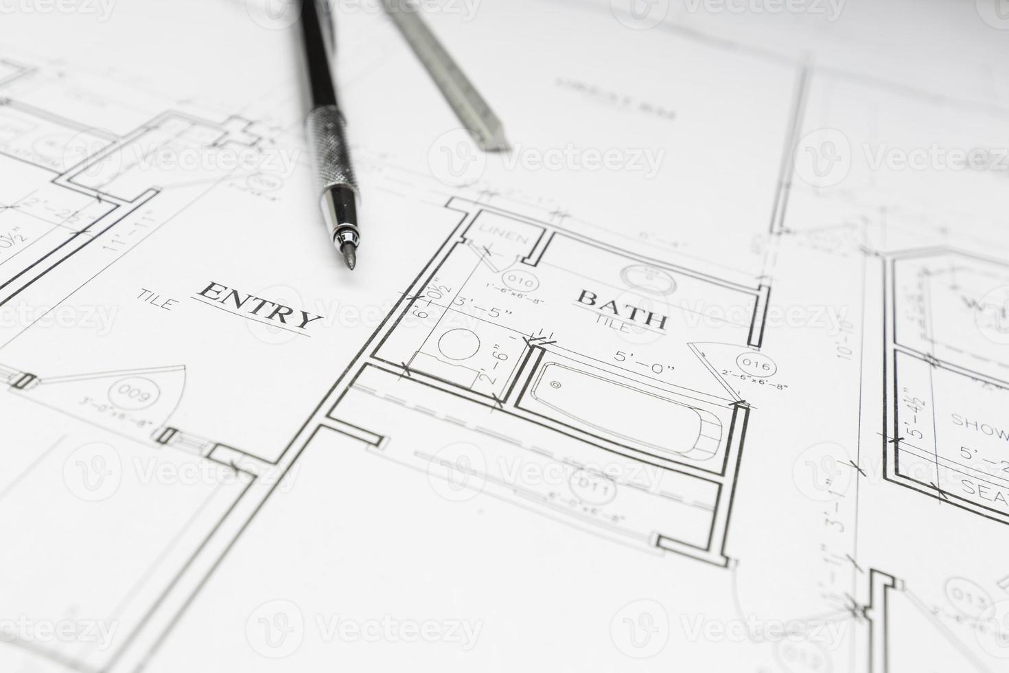 lápiz y regla de ingeniero descansando sobre los planos de la casa foto