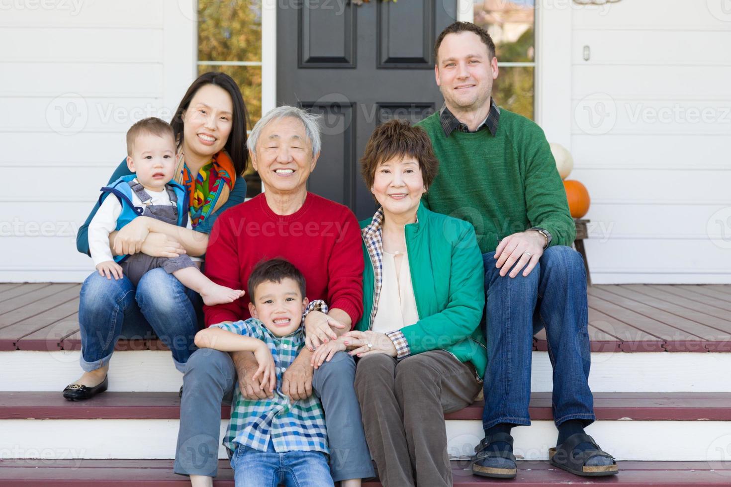 retrato de familia china y caucásica de varias generaciones foto