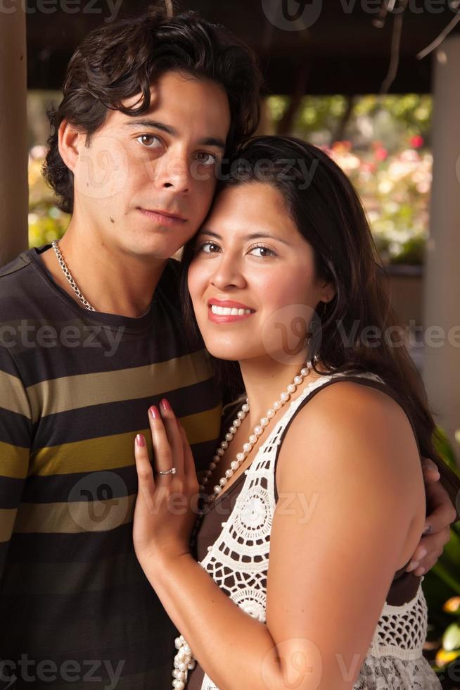 atractivo retrato de pareja hispana al aire libre foto