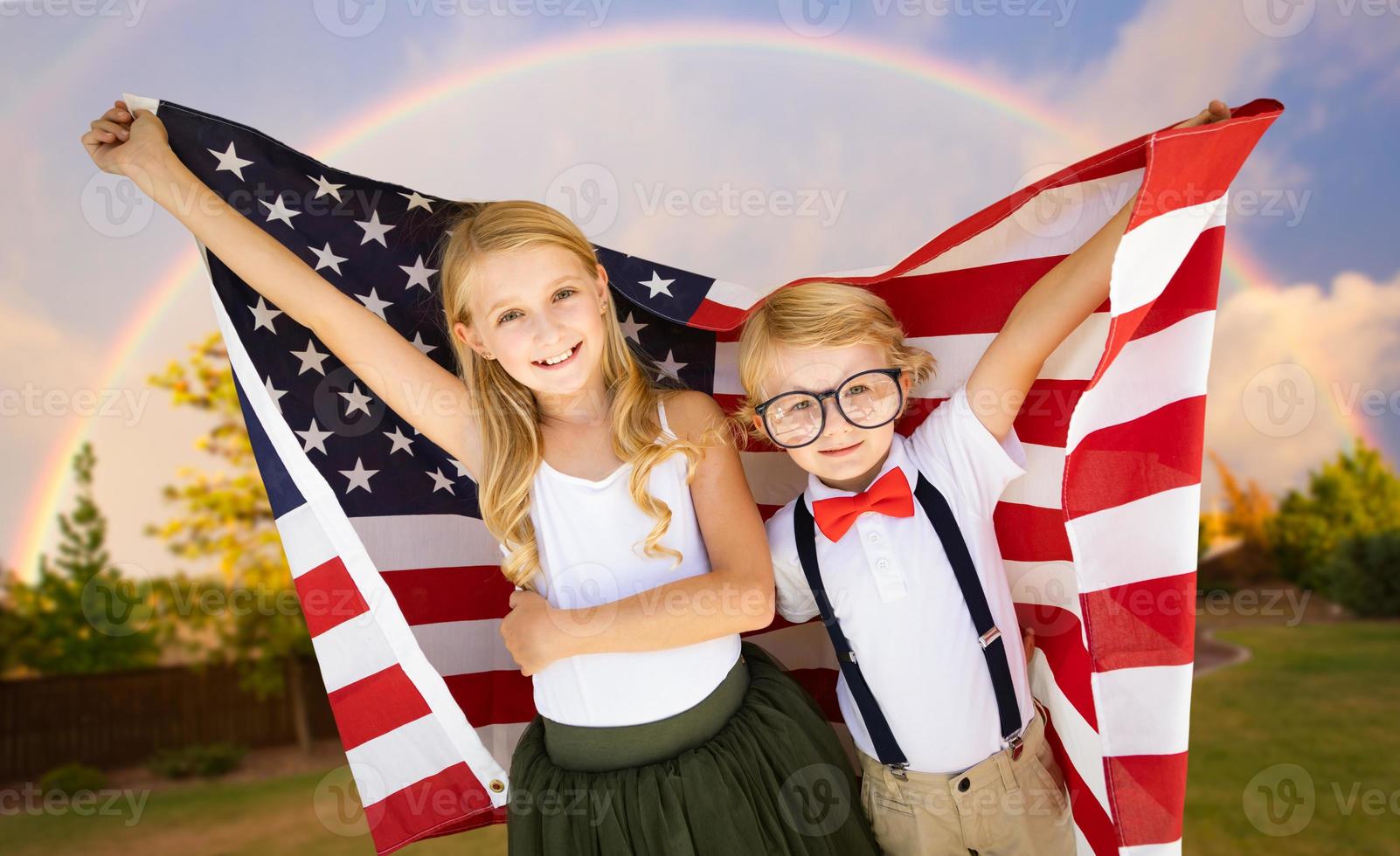 lindo, joven, cuacasiano, niño y niña, tenencia, bandera estadounidense, con, arco iris, atrás foto