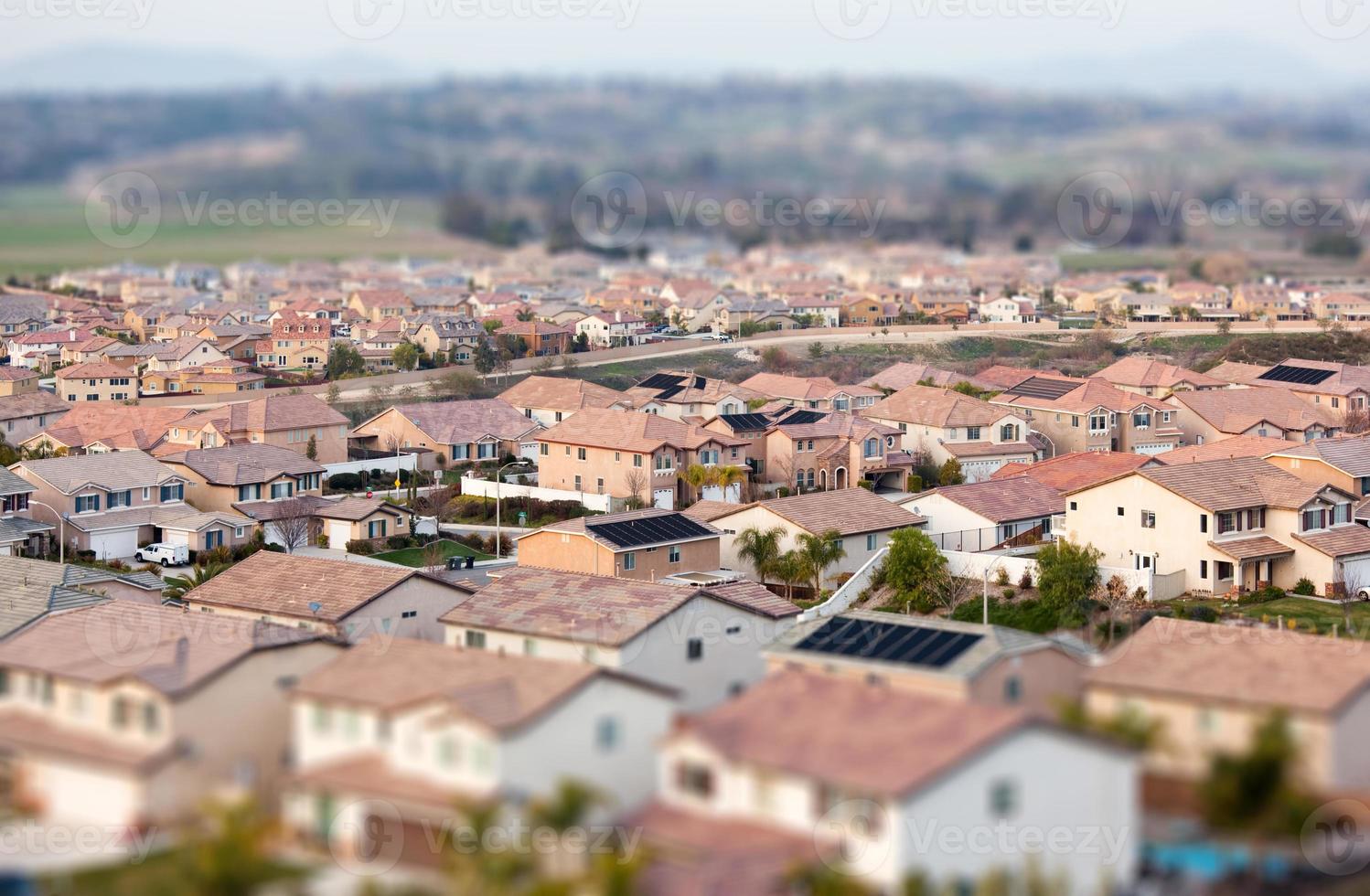 vista aérea del barrio poblado de casas con desenfoque de cambio de inclinación foto