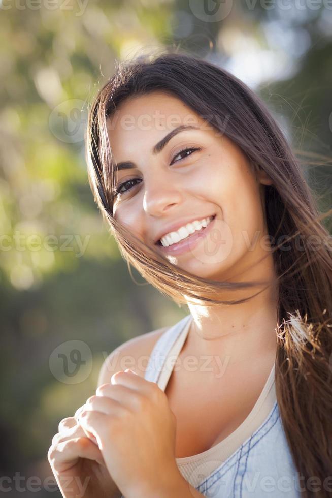 hermosa mujer joven de raza mixta foto