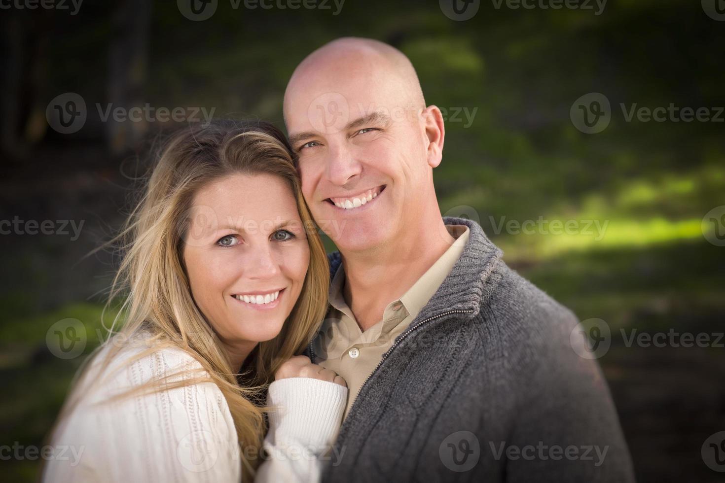 pareja atractiva usando suéteres en el parque foto