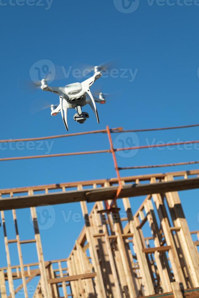 drone quadcopter volando e inspeccionando marcos de madera en el sitio de construcción foto