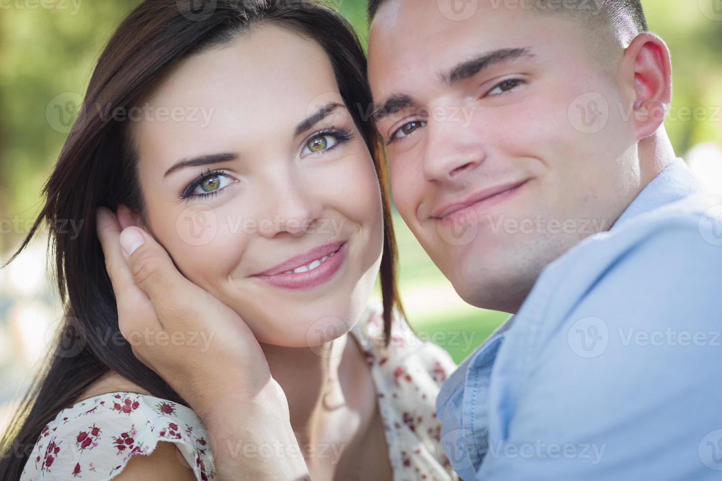 retrato de pareja romántica de raza mixta en el parque foto