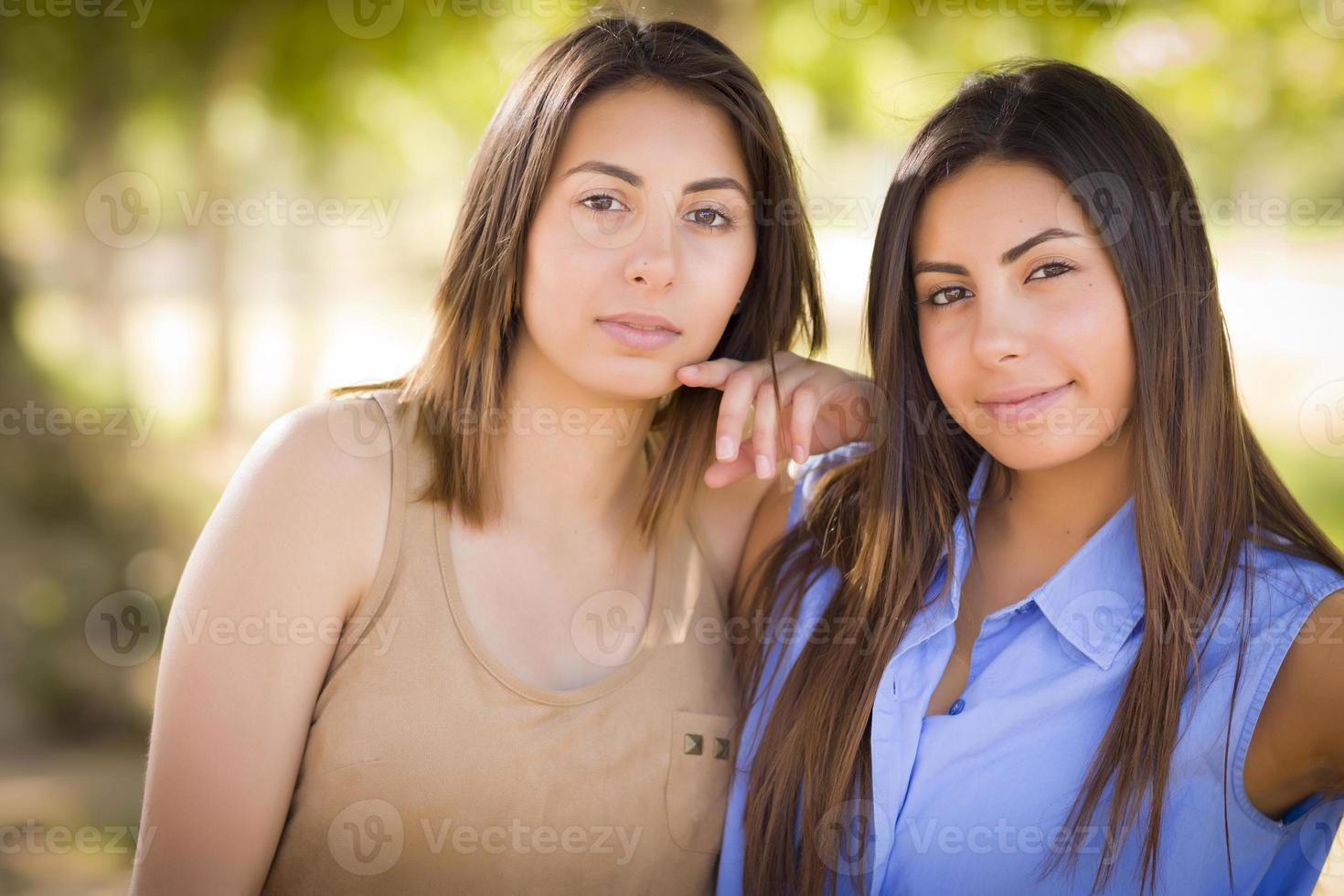 Retrato de dos hermanas gemelas de raza mixta foto