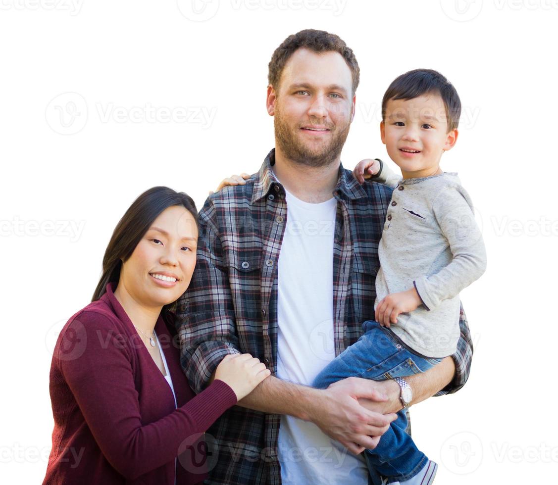 padres e hijos chinos y caucásicos de raza mixta aislados en un fondo blanco. foto