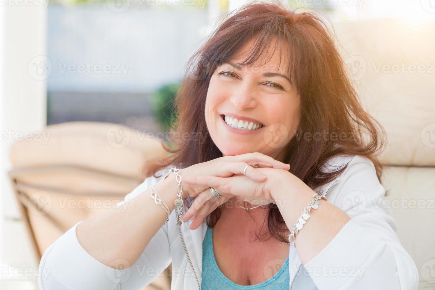 atractivo retrato de mujer de mediana edad foto