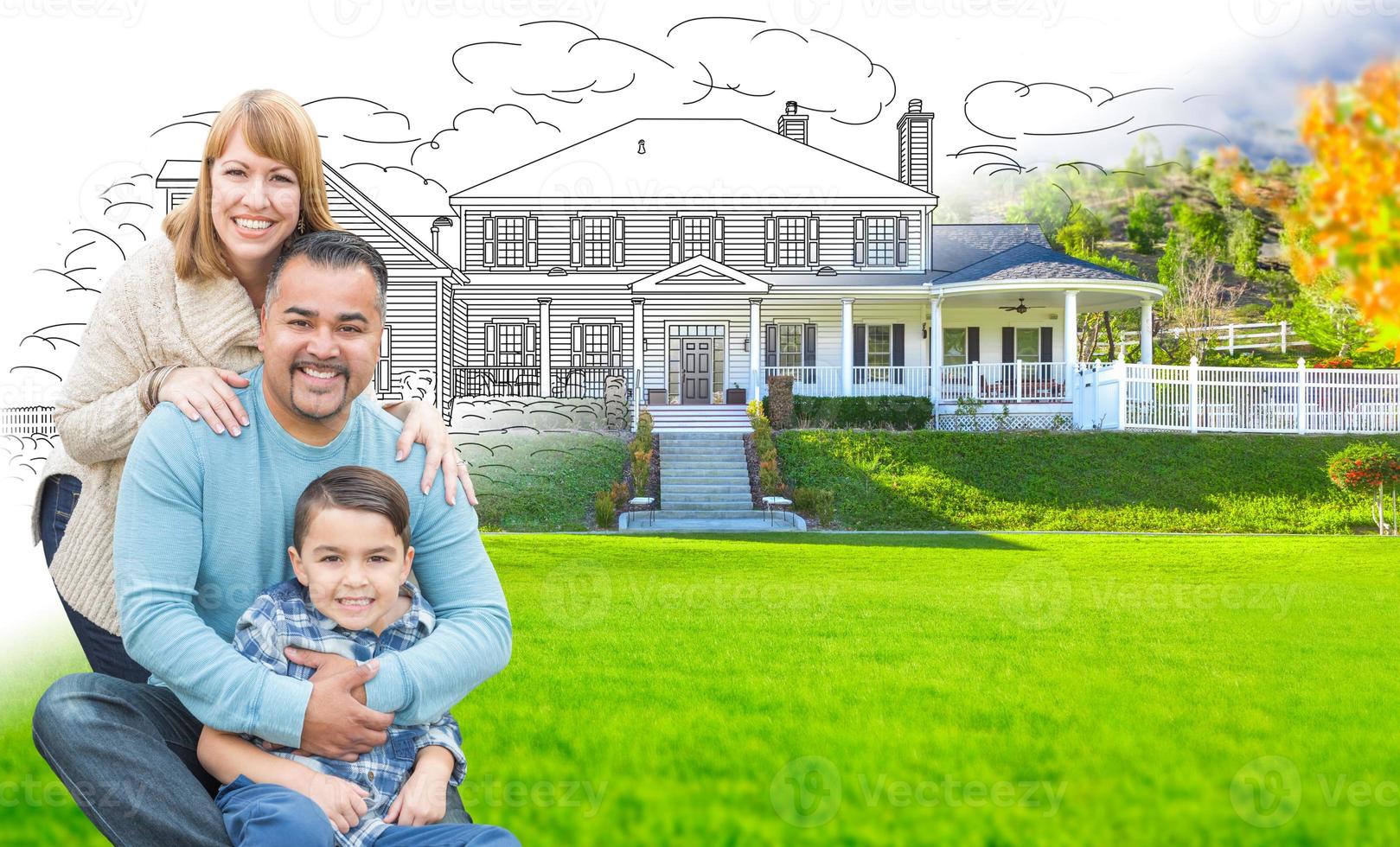 familia hispana y caucásica de raza mixta frente a la gradación del dibujo y la fotografía de la casa foto