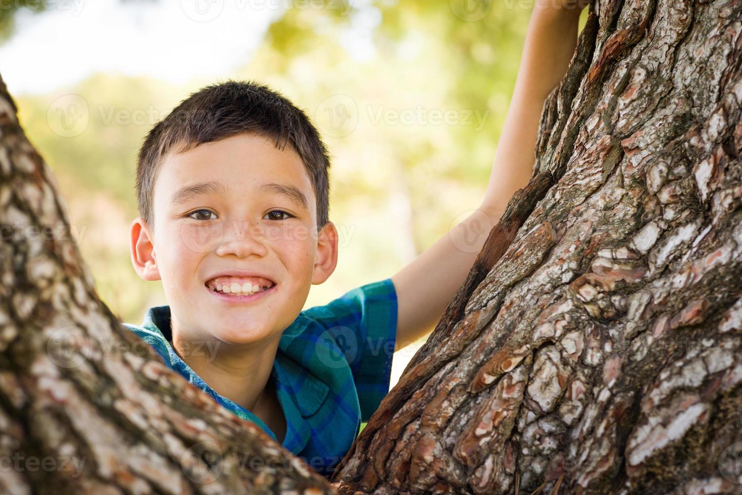 retrato al aire libre de un niño birracial chino y caucásico. foto