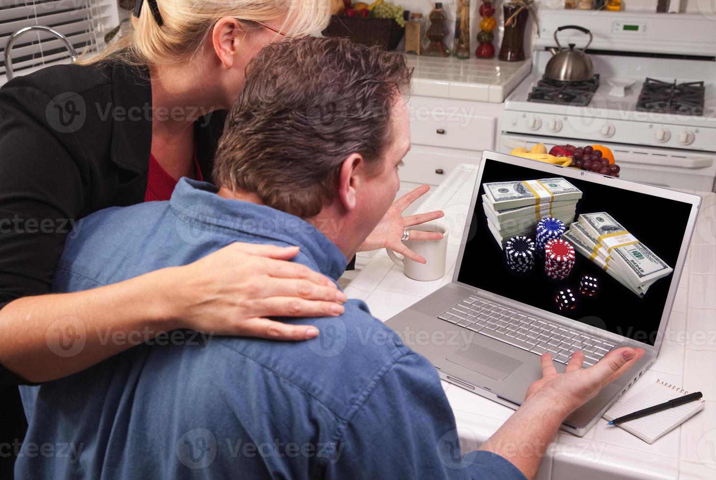 pareja en la cocina usando una laptop - póquer en línea foto