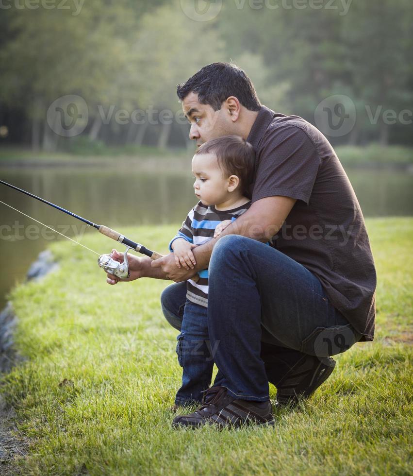 feliz joven étnico padre e hijo pescando foto