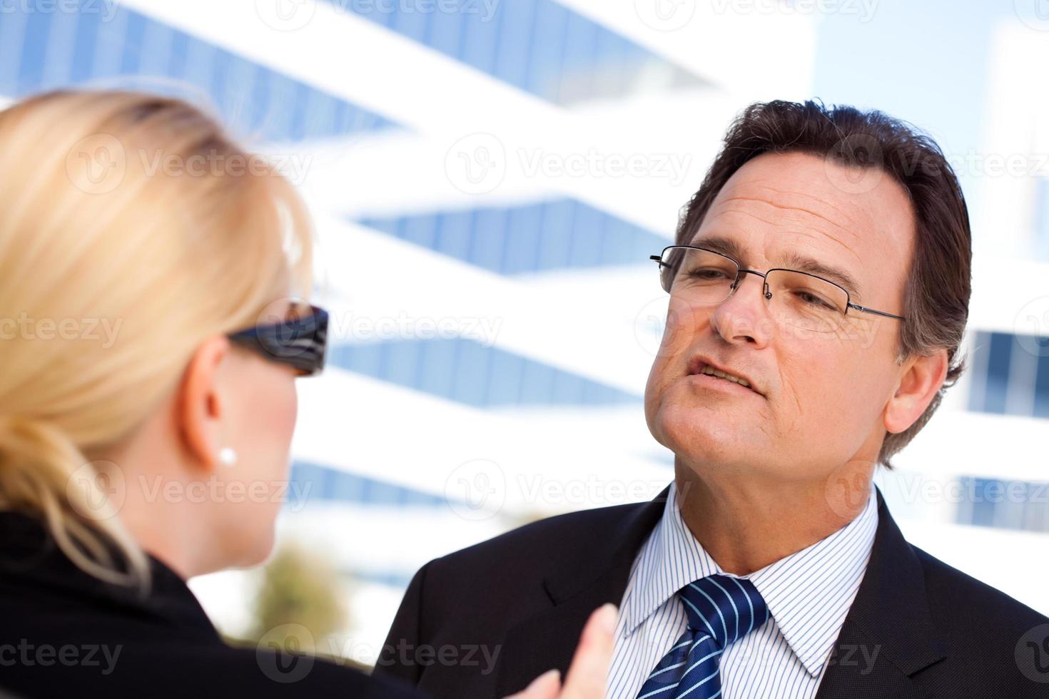 hombre de negocios hablando con una colega foto