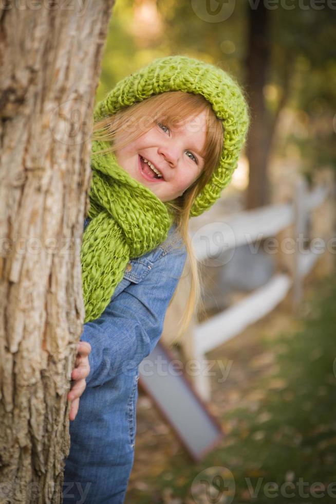 retrato de una linda joven con bufanda verde y sombrero foto