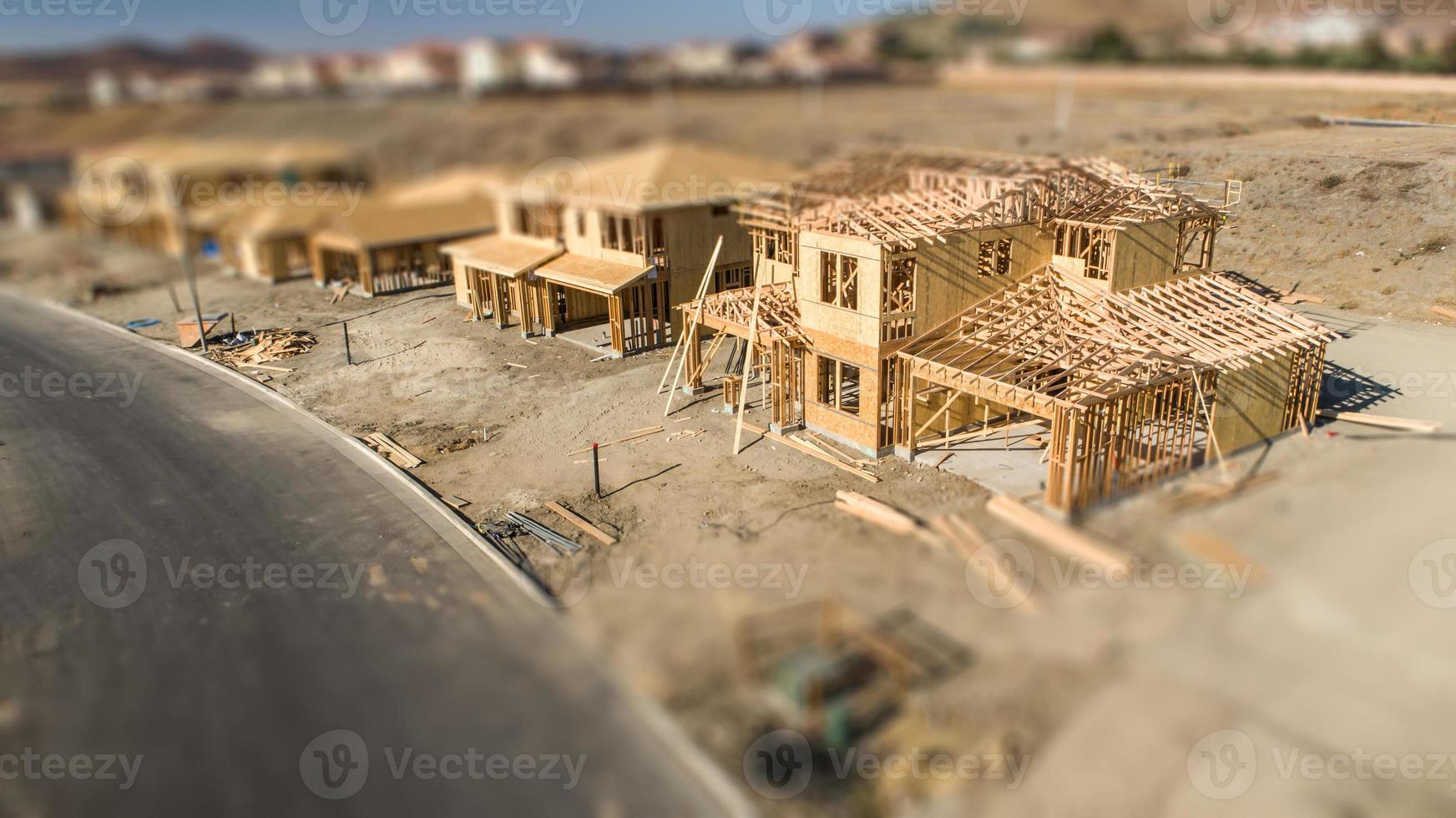 vista aérea del sitio de construcción de casas nuevas con desenfoque de cambio de inclinación foto