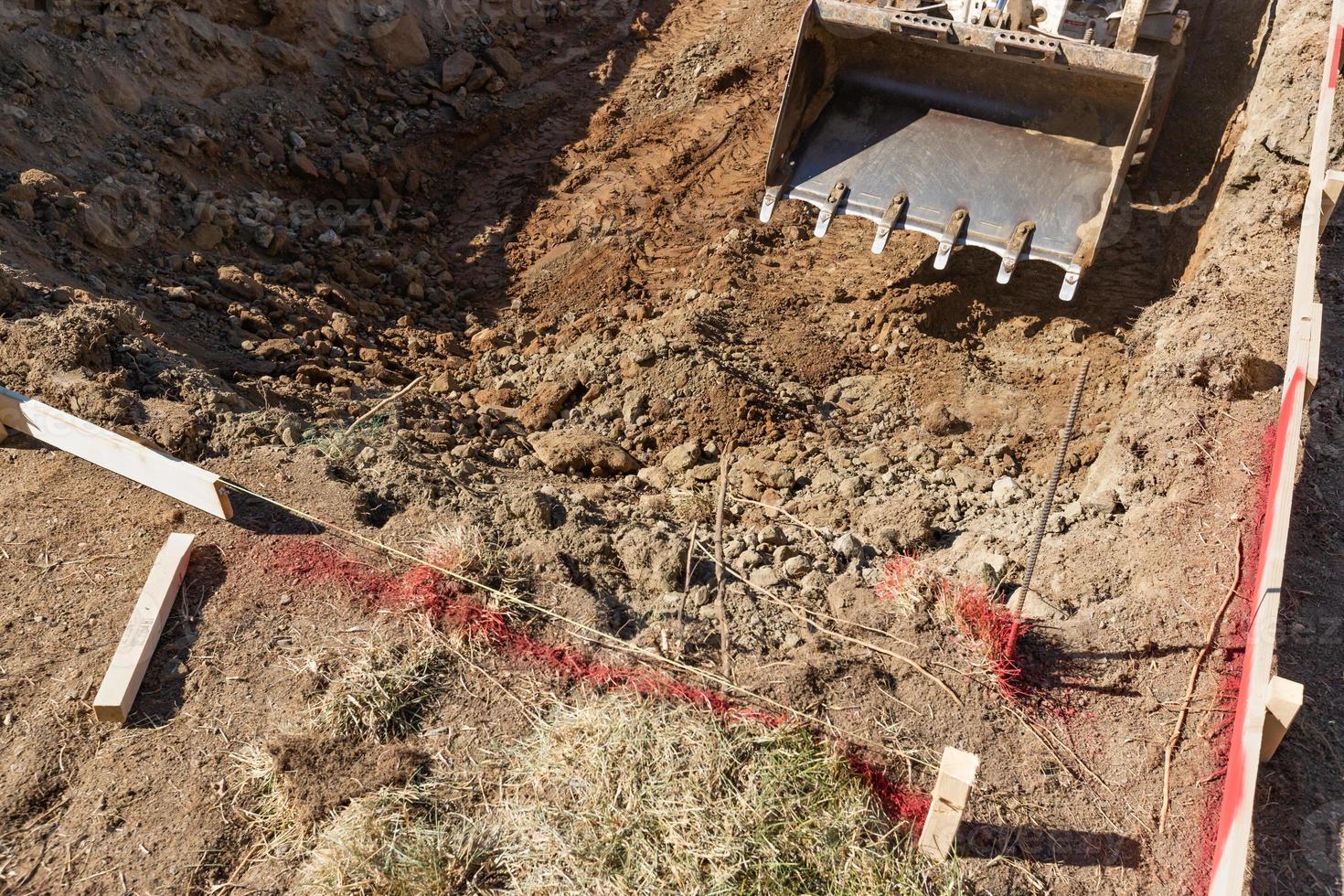 excavadora pequeña excavando en el patio para la instalación de piscinas foto