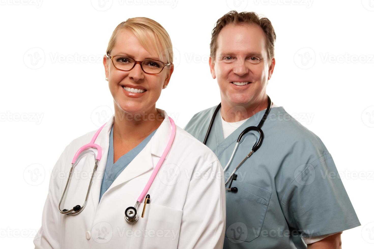 amables doctores masculinos y femeninos en blanco foto