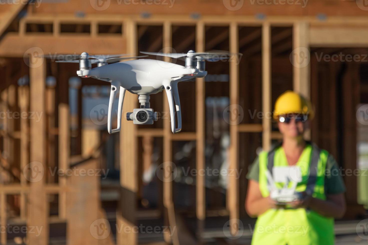 mujer piloto vuela drone quadcopter inspeccionando el sitio de construcción foto