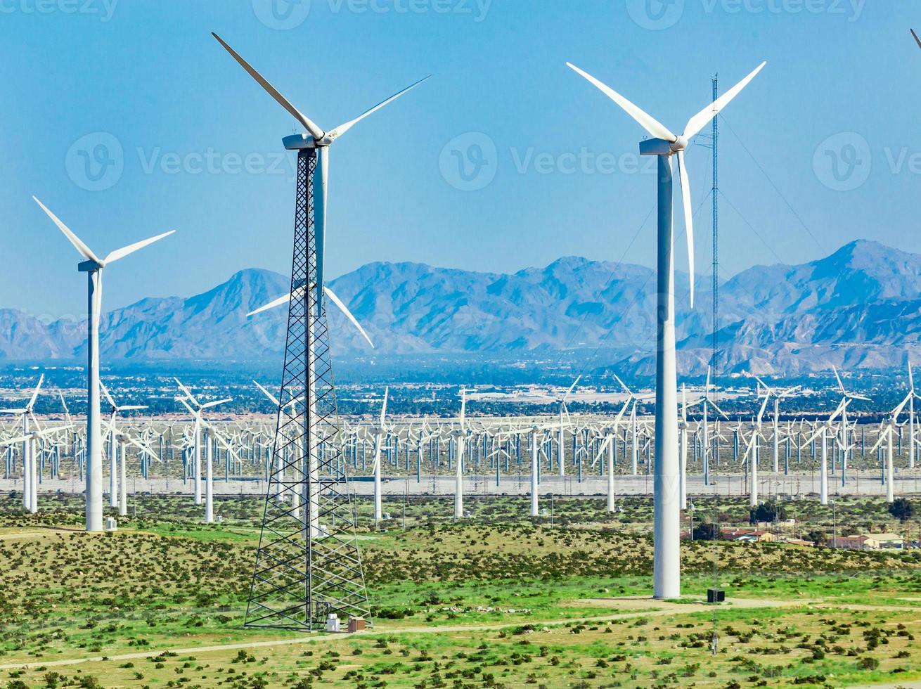 espectacular granja de turbinas eólicas en el desierto de california. foto