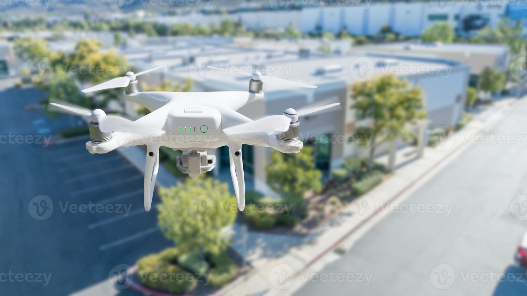 sistema de aviones no tripulados quadcopter drone en el aire cerca del edificio industrial corporativo foto
