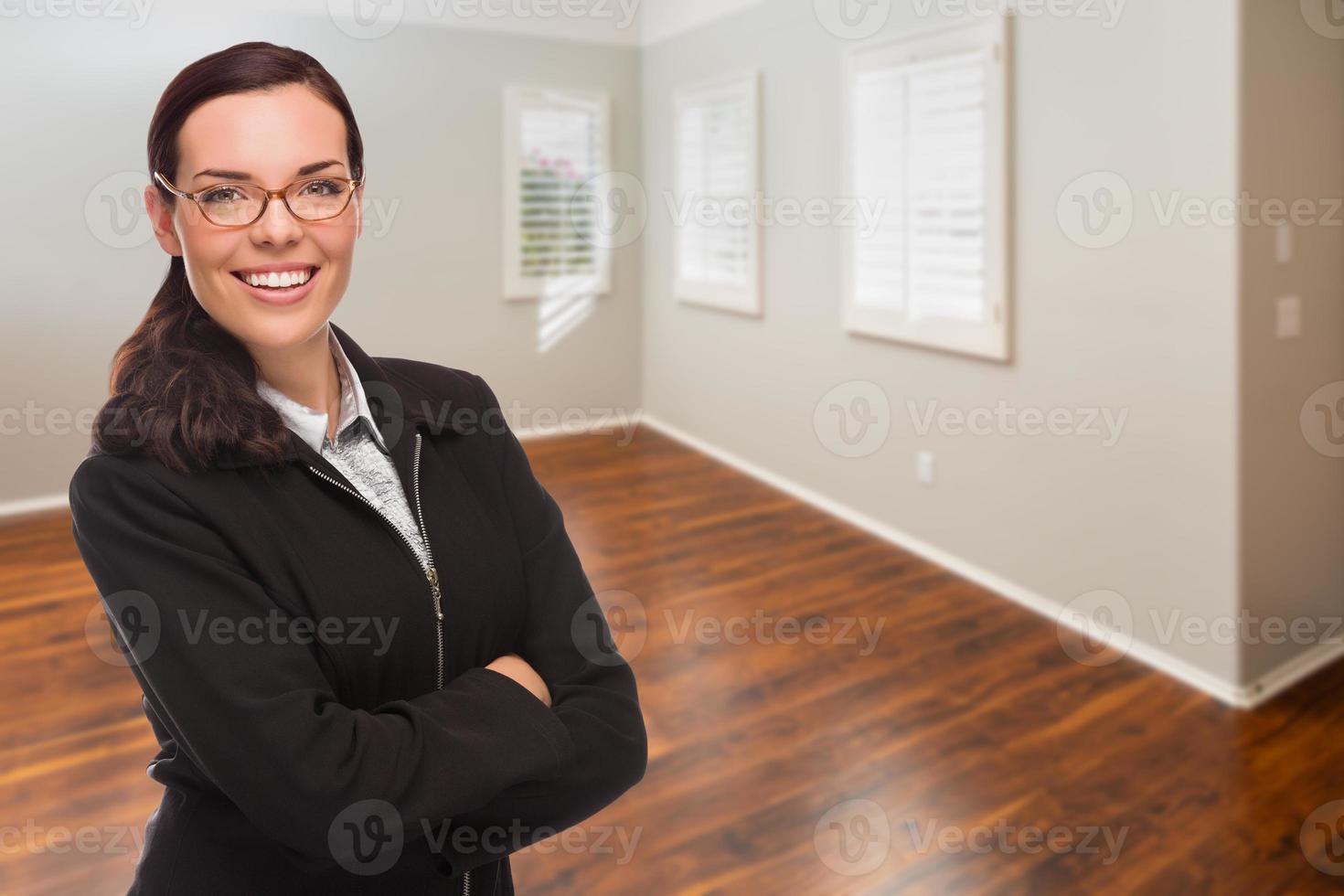 mujer en la habitación vacía de la casa nueva foto