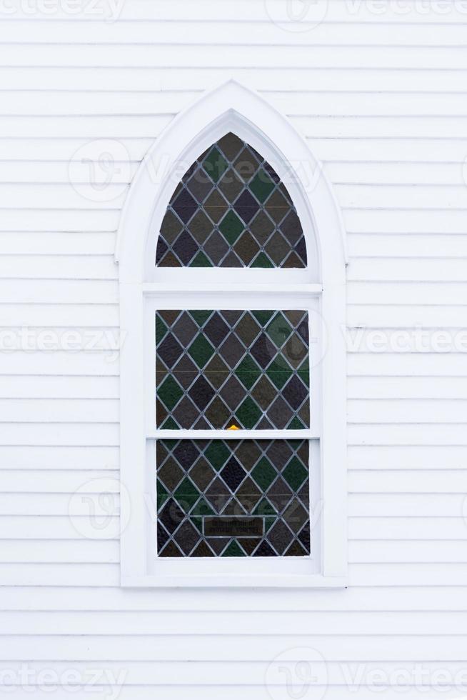 hermosa vidriera en la pared de la iglesia. foto