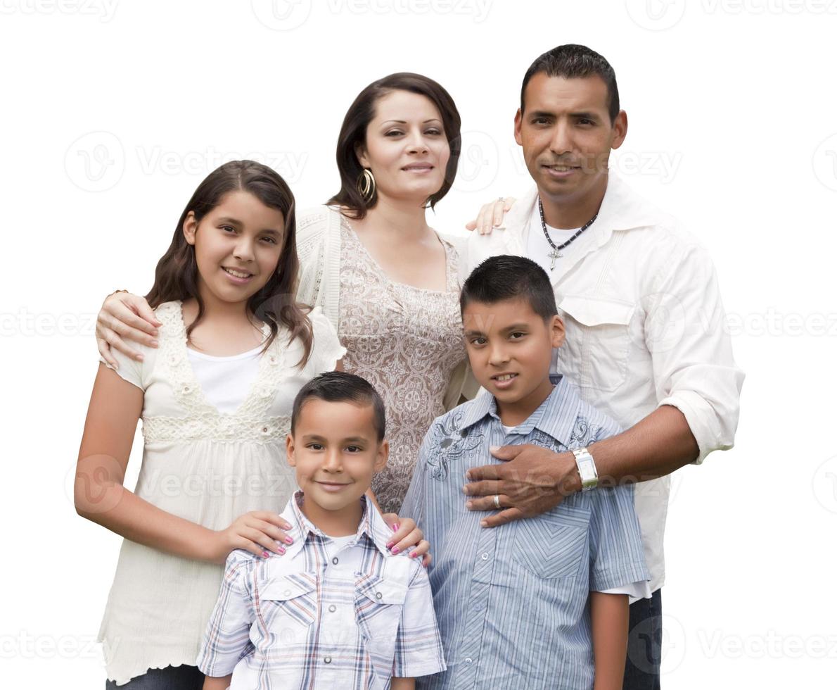 Feliz atractivo retrato de familia hispana en blanco foto